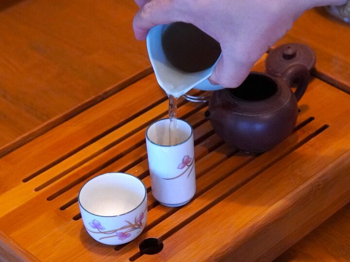 聞香杯で香りをたしなみ茶杯で味わう中国茶