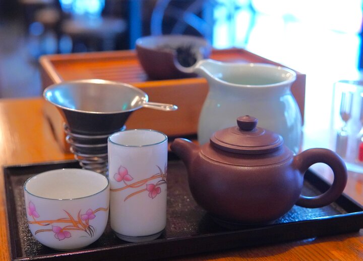 本格的な茶壺や杯で本場の歴史とならわしに触れる