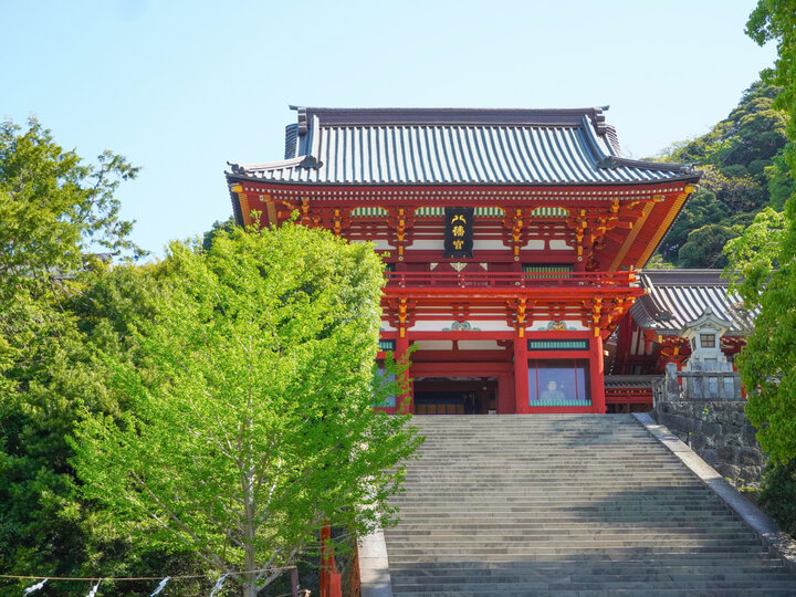 青い空と山の緑に映える朱塗りの美しい社殿「鶴岡八幡宮」