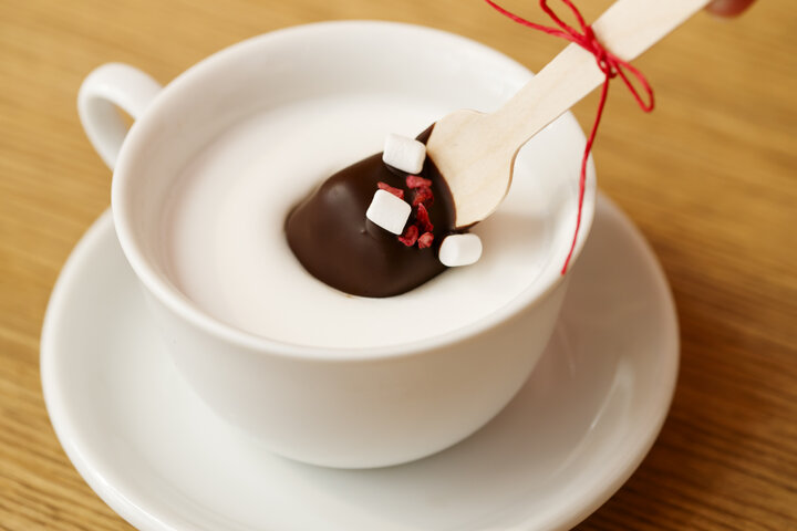 冬季限定のデザートドリンクは自分で溶かすホットチョコ