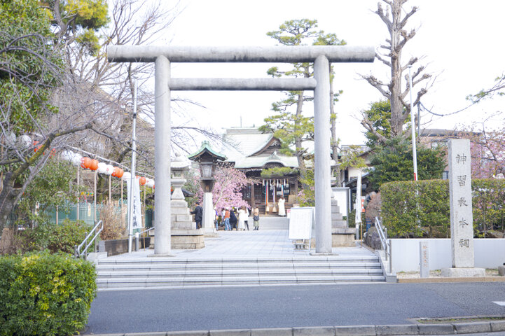 さくら並木の駅前通りにある「桜神宮」