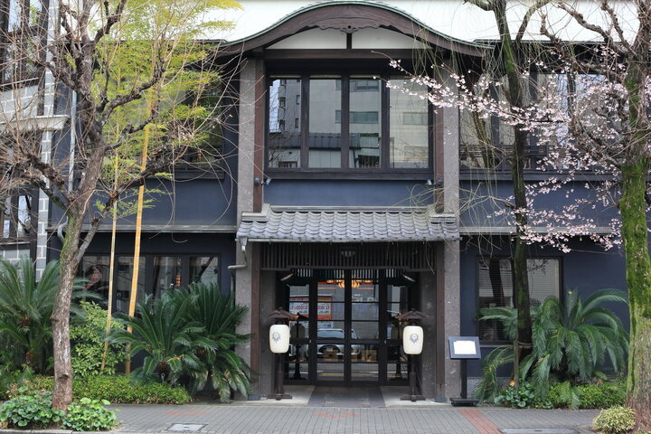 名古屋の街中に現れる、レトロモダンな館