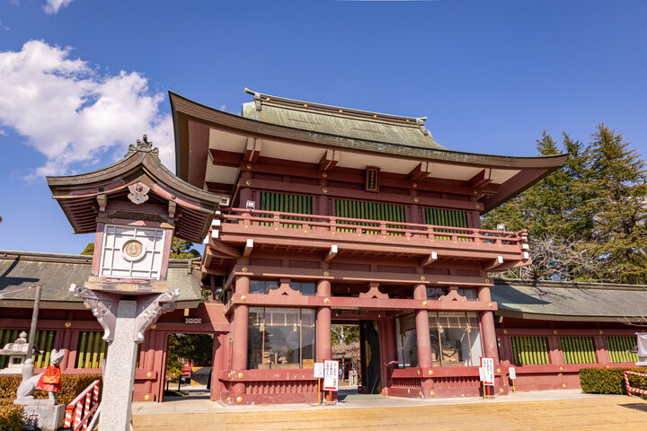 鮮やかな朱塗りの拝殿で大神様へお参り