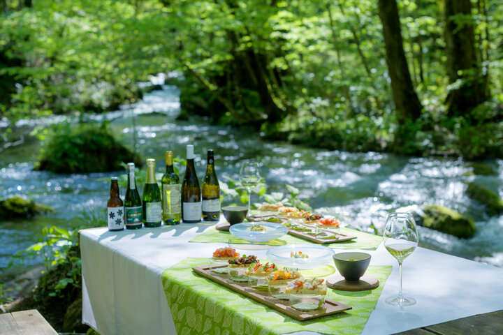 きらめく新緑を眺めながら、川辺の特等席でランチ。ワイン&シードルも♪「星野リゾート 奥⼊瀬渓流ホテル」