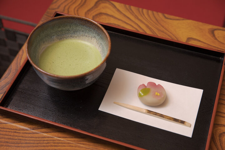 洗練された空間でいただくお抹茶セット