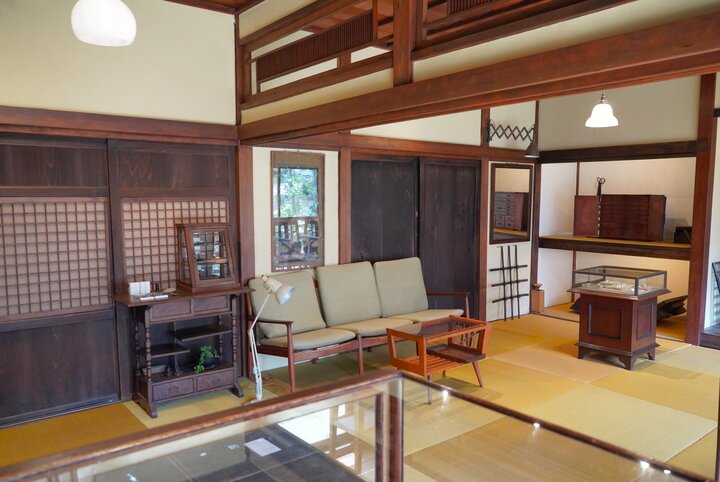 江戸時代の建具が時代を物語るおもむきのある日本間