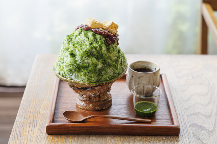 すてきな器に盛られた濃厚抹茶かき氷に舌鼓♪和食器とカフェの店「織部 下北沢店」