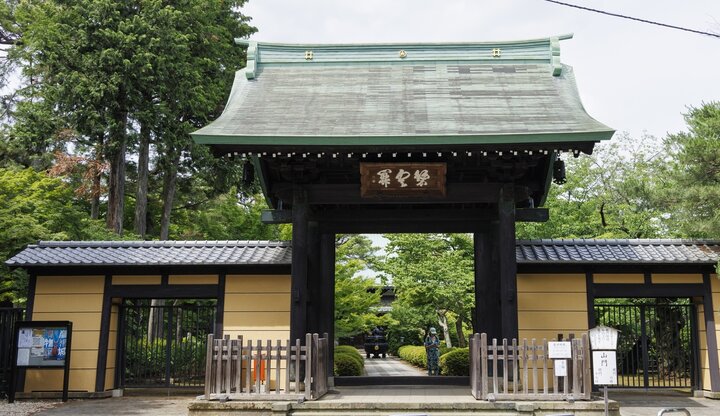 大小さまざまな招き猫がお出迎え♪招き猫の発祥の地「豪徳寺」