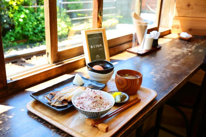 鎌倉で暮らすように旅をする。江ノ電が目の前を走る、干物カフェ