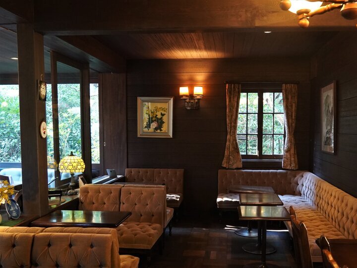 黒い瓦屋根が印象的な隠れ家カフェ「喫茶 吉野」
