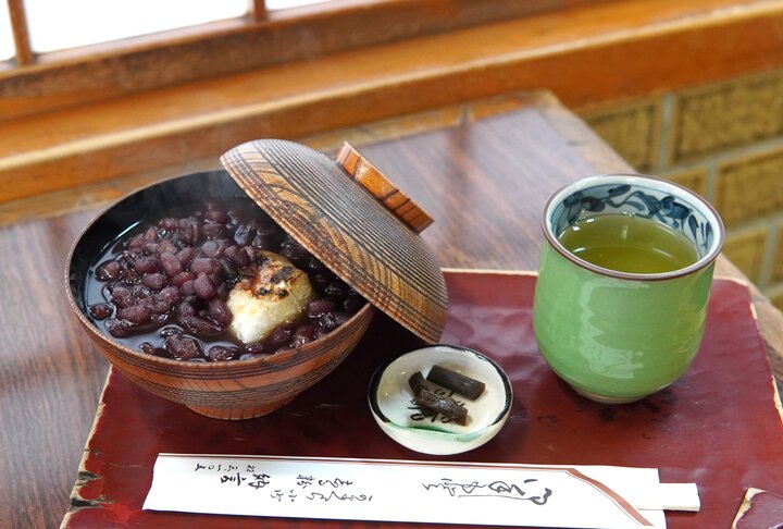 鎌倉の細い路地にたたずむ昔ながらの甘味処「納言志るこ店」でほっと一息♪