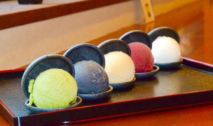 金沢の老舗の味がアイスクリームに！10種以上の“ご当地フレーバー”がそろう「東山アイスもなか」｜ことりっぷ