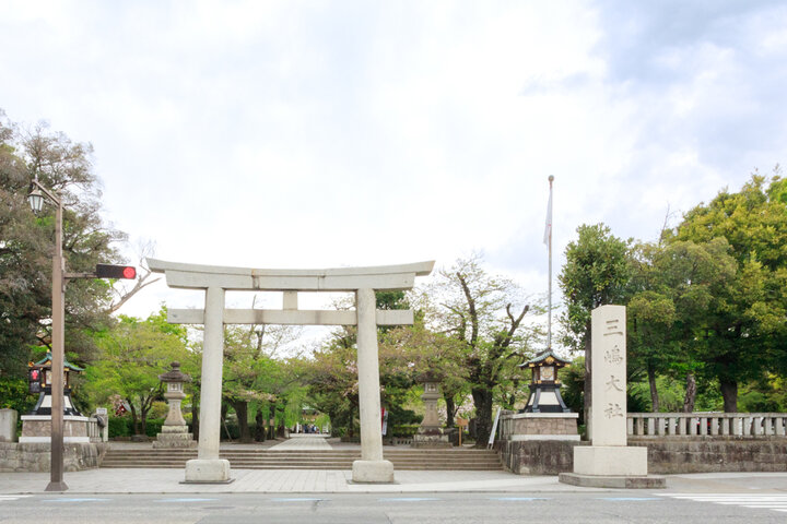 源氏再興を祈願し、旗挙げした地