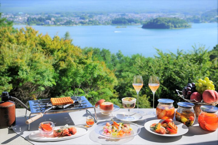 河口湖の絶景テラスでフルーツたっぷりの朝食を「グランピングフルーツ朝食」／星のや富士