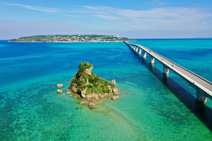 離島へつながる海上の橋をドライブ