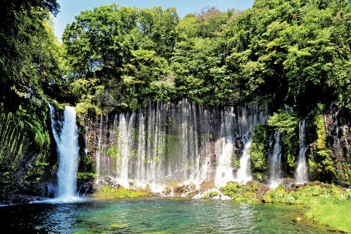 たっぷりのマイナスイオンに包まれる「白糸ノ滝」