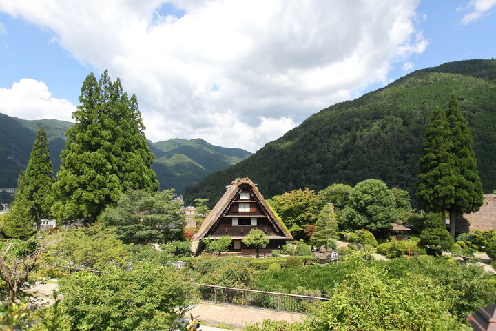 下呂温泉街の坂を上った先にある、昔懐かしい風景