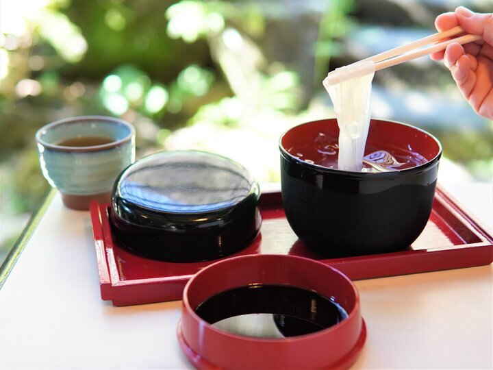 かち割り氷の中に浮かぶ透明感抜群の名物「くずきり みのわ」