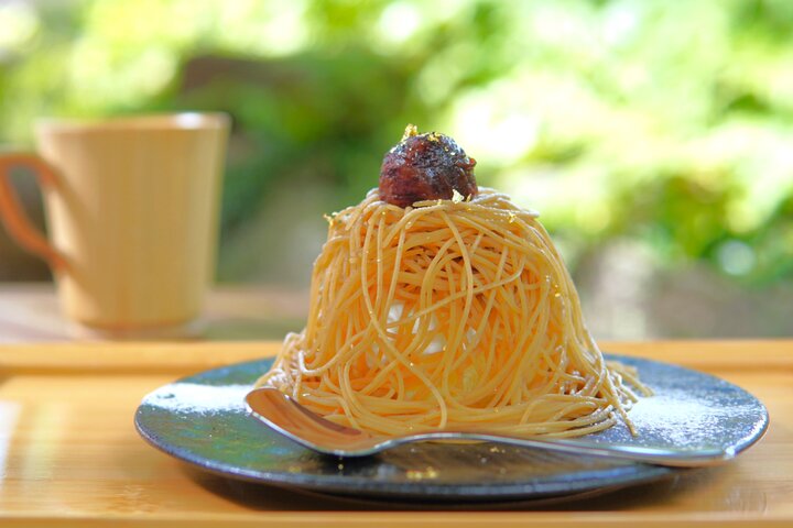 パラソルの日陰でゆったり味わう濃厚な生モンブラン