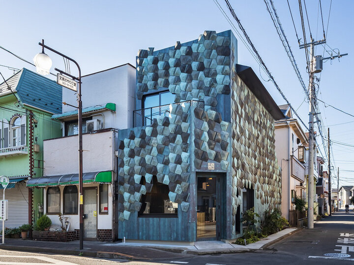 建築家・隈研吾デザインの板金カフェがオープン♪緑青銅板に彩られた建物が芸術的「和國商店」