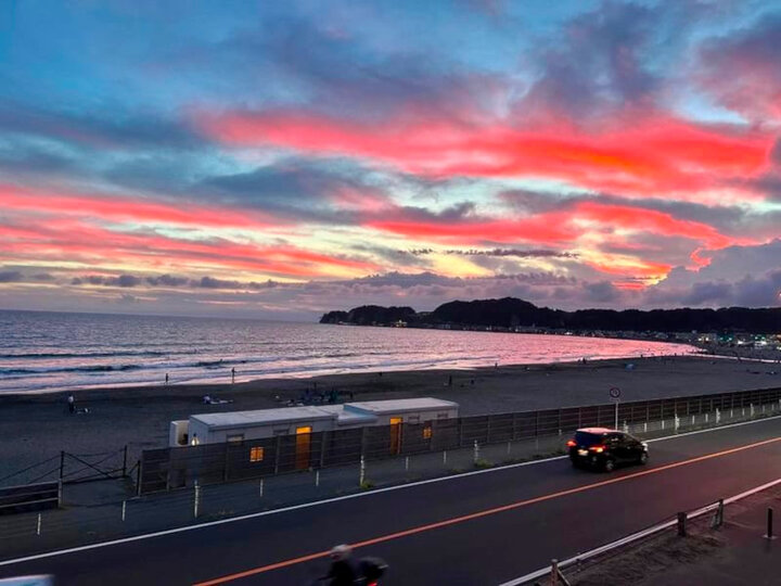 海に沈む夕日の絶景も