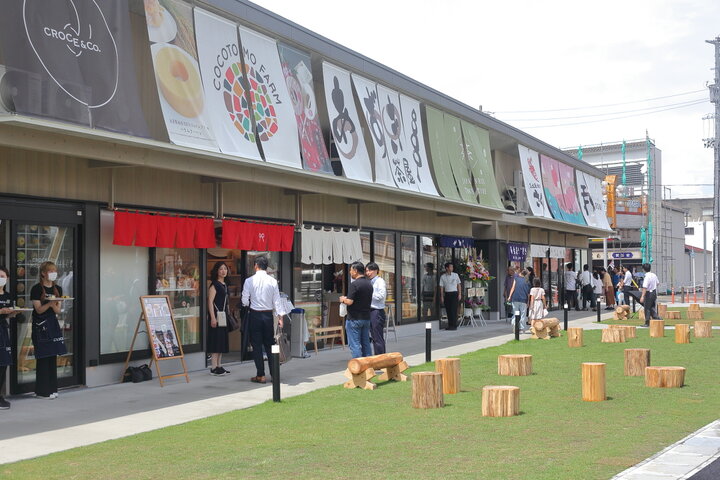 名鉄「神宮前駅」の目の前の広場にオープン