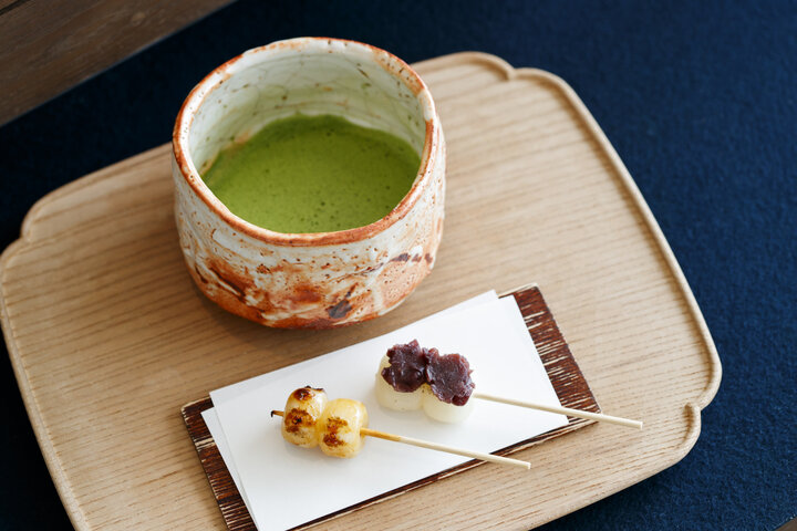 淹れたてのお茶と焼きたての団子を