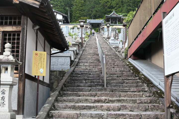 お湯かけ観音様で健康祈願。石段の先にたたずむ「温泉寺」