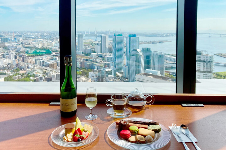 横浜駅直結♪ 絶景天空カフェでデザートワゴンの贅沢アフタヌーンティーを「mequ」