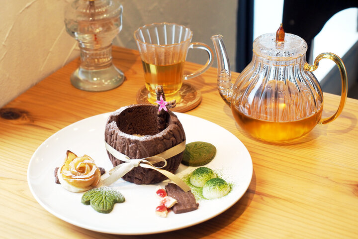 オリジナルブレンドティやメルヘンなスイーツを♪ 軽井沢のハーブティ専門カフェ「Sharolt herb tea」