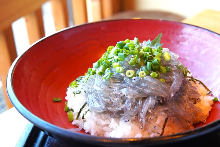 鎌倉の小町通りで湘南しらすたっぷりのお昼ごはん♪朝獲れが嬉しい地元の名物「和彩 八倉」