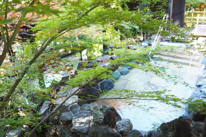 箱根湯本駅から３分♪ 森に溶け込む里山温泉と囲炉裏料理でのんびり小旅行気分「箱根湯寮」