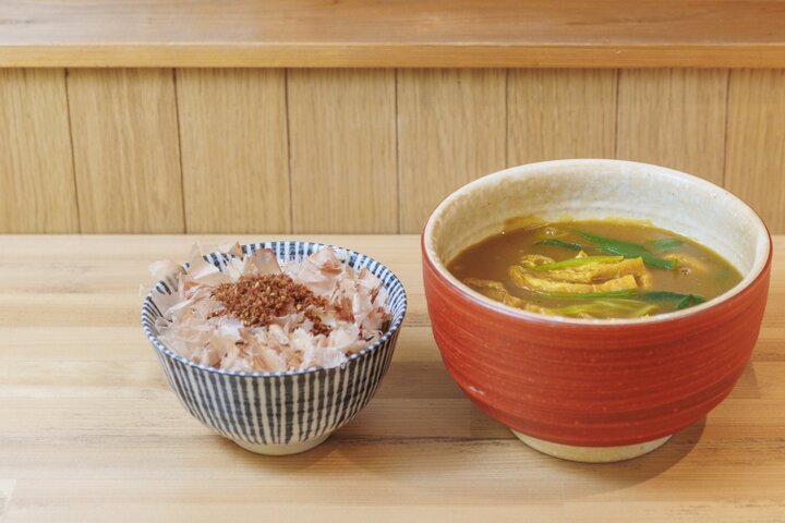 京都七条の路地裏で、かつお節専門店が手がける京カレーうどんを♪ 「京カレーうどん ECHIGOYA」