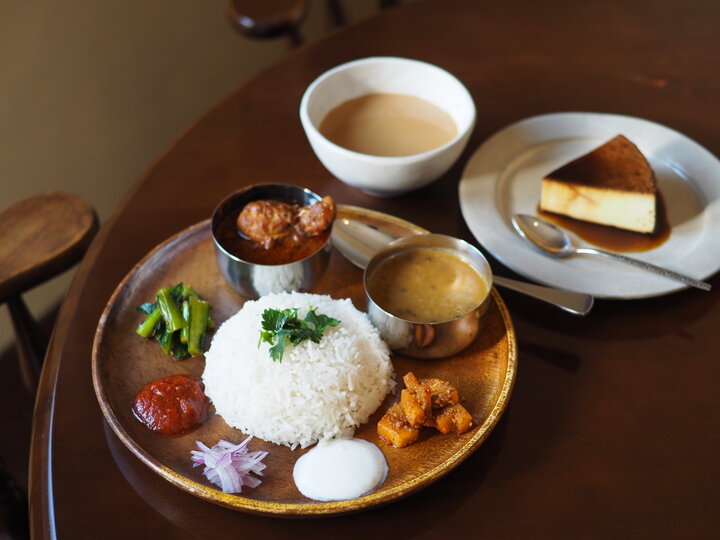 本格カレーとスイーツが味わえる昭和レトロな一軒家喫茶室「玉利堂」～混ぜ合わせて味の変化を楽しむ「ダルバート」が絶品～