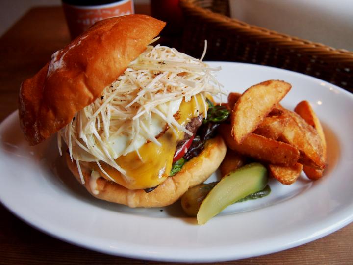 ブームの先駆け的存在。“メイド・イン・谷根千”の国産牛ハンバーガー