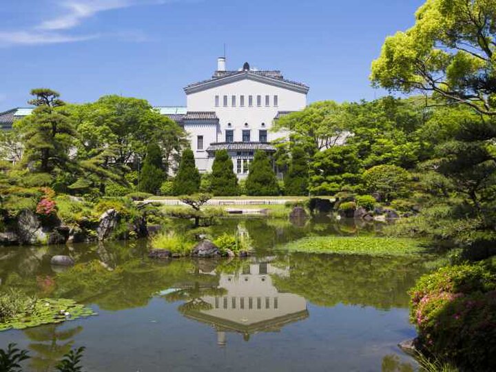 和洋折衷の建物や庭園もすてきな「大阪市立美術館」