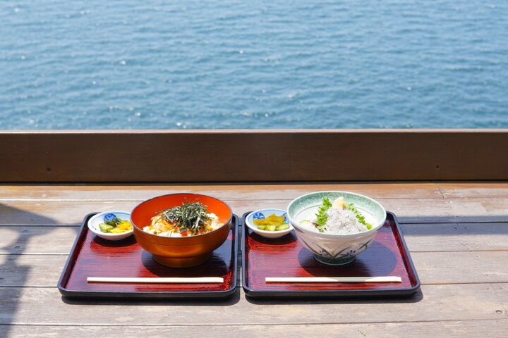 湘南名物・シラス料理を味わう鎌倉＆江ノ島のお店5選 ～老舗食堂の生シラス丼から専門店自慢のシラススコーンまで～