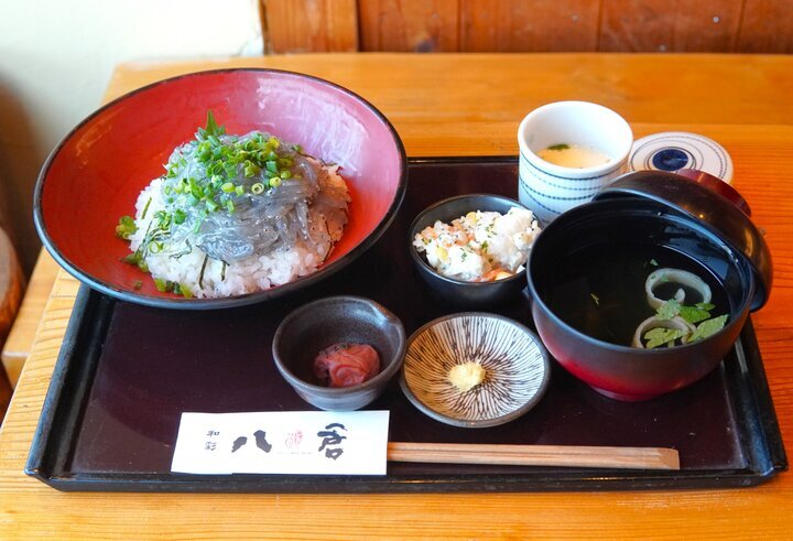 小町通りの食事処「和彩 八倉」でいただくシラス丼の定食