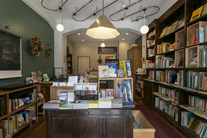 蔵前のレトロビルの路面店♪ 古書店「Frobergue」で海外のすてきな絵本さがし
