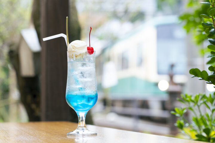 クリームソーダのすぐ横を江ノ電が通る♪稲村ケ崎のとっておきカフェ「cafeうみのトナリ」