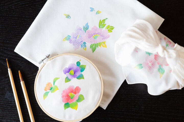 金沢の旅にそっと彩りを。「茜やアーカイブギャラリー」で世界に一つだけの加賀友禅染め体験