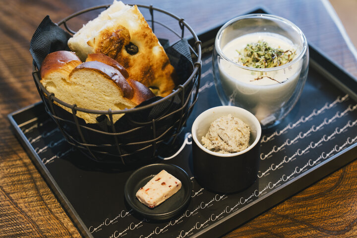 バターやディップをお好みでカスタマイズ♪世界一のパン屋がオープンしたイートイン「コムン スタンド」