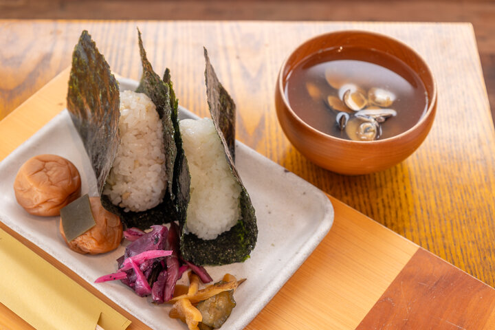 9種類の梅干しから選ぶ、 相性抜群の梅おにぎりのほか茨城産が味わえるプレート