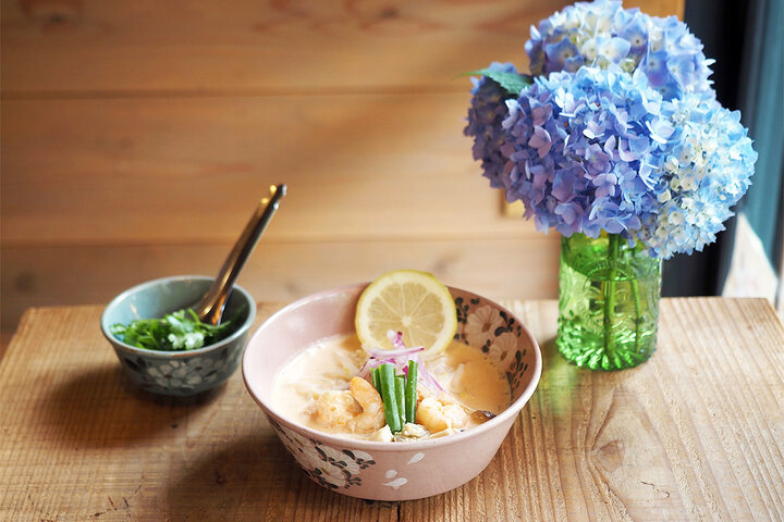 伊豆の森の奥深くでアジアンランチ&ティータイムを♪ フランスの田舎町に迷い込んだような隠れ家カフェ「秘密のぬけあな」