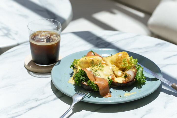 古都・鎌倉で新鮮野菜たっぷりのモーニング♪潮風を感じるテラスが心地いい「WOODBERRY COFFEE 鎌倉店」