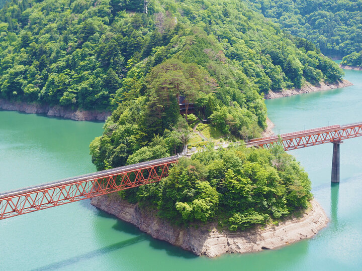 全国の湖畔にあるカフェ6選〜水辺の景色に癒やされながらひと休み〜