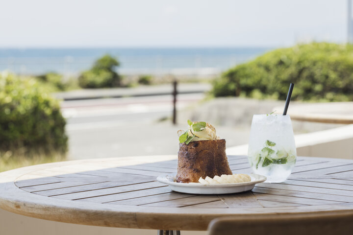 青い水平線をのんびりと眺める海辺のダイニング「ダブルドアーズ 七里ヶ浜本店」