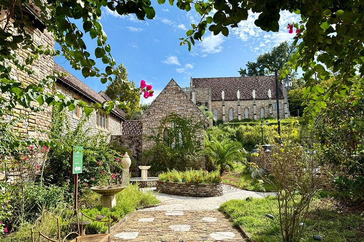 100年以上前の光きらめく別世界でランチ&ティータイムを♪  川奈ステンドグラス美術館の絶景レストラン＆カフェ「ラ・ヴィ...