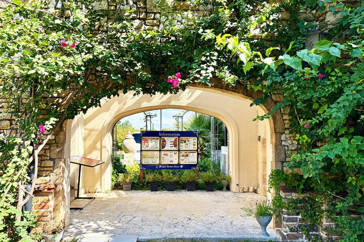 中世ヨーロッパの古城みたい♪ アンティークグラスのやさしい光と荘厳