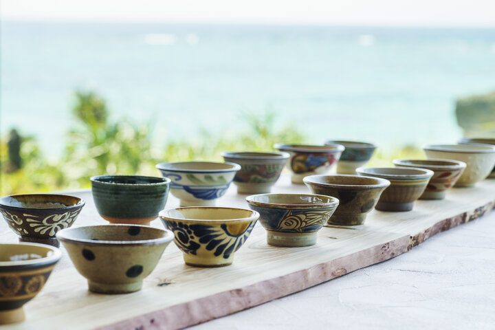 “うつわ旅”に出かけよう♪ 沖縄の絶景カフェで開催「海辺のやちむん市」/バンタカフェ by 星野リゾート